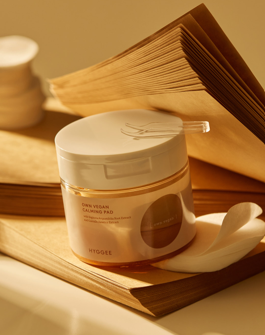 A mild, low-irritation pad that hydrates and soothes skin from various external stressors.