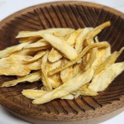Deodeok is a healthy food that is not yet widely known around the world. Unlike ginseng, it does not have a bitter taste but instead offers a delicate sweetness, making it a delightful snack.