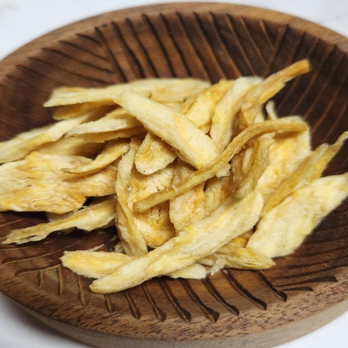 Deodeok is a healthy food that is not yet widely known around the world. Unlike ginseng, it does not have a bitter taste but instead offers a delicate sweetness, making it a delightful snack.