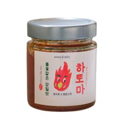 Hatoma jam is a processed food with an experimental attempt to make tomatoes more diverse.
Tomatoes were reinterpreted as "jam," a form familiar to people, to establish themselves as flavorful ingredients that go well with cooking, not just sweet fruits.