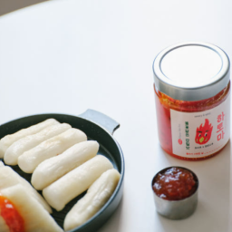 Hatoma jam is a processed food with an experimental attempt to make tomatoes more diverse.
Tomatoes were reinterpreted as "jam," a form familiar to people, to establish themselves as flavorful ingredients that go well with cooking, not just sweet fruits.