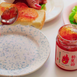 Hatoma jam is a processed food with an experimental attempt to make tomatoes more diverse.
Tomatoes were reinterpreted as "jam," a form familiar to people, to establish themselves as flavorful ingredients that go well with cooking, not just sweet fruits.