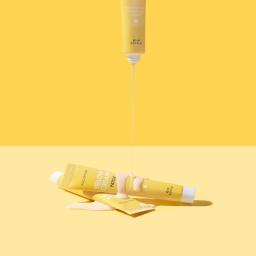 Occlusive Dressing Technique patent essence.Infused with marine cellulose, this cream forms a skin-friendly film that shields blemishes from external irritants. It also creates an ideal envionment for healing, enhancing the penetration of active ingredients for deeper, more effective care.