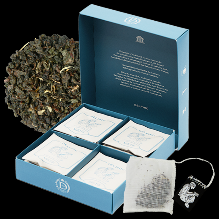 With the oolong tea leaves grown in high and fertile mountains as a base, the fresh umami flavor of oolong tea along with the fragrant milk and sweet condensed milk aromas bloom together. 
The pleasant smile brought to you the moment it touches your mouth and the lingering soft sweetness afterwards offers the charm that justifies its name.