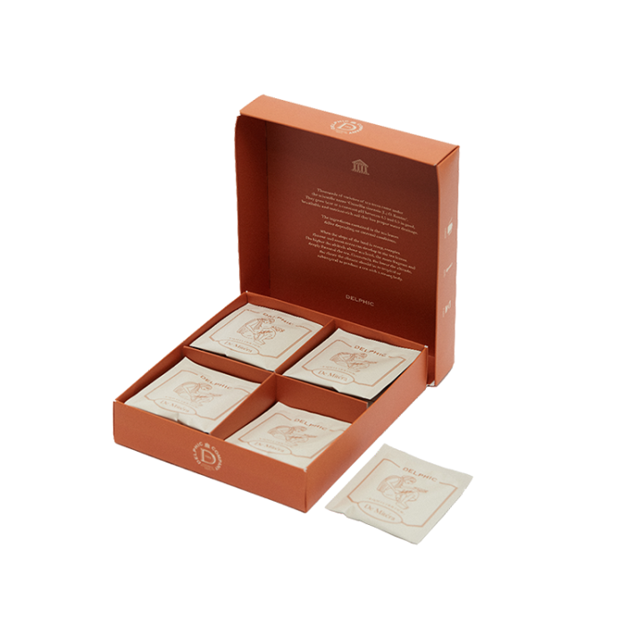 The sweet aroma of cacao shells and berries is rich with very little bitter taste. The subtle cinnamon aroma and the acidity of rooibos are harmoniously blended. Rooibos contains a large amount of antioxidants, calcium, and manganese, which can be enjoyed by pregnant women and children. 
Since it is caffeine-free, anyone can drink it comfortably, and the its thick and rich sweetness makes it a perfect milk tea base.