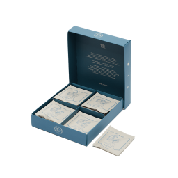 With the oolong tea leaves grown in high and fertile mountains as a base, the fresh umami flavor of oolong tea along with the fragrant milk and sweet condensed milk aromas bloom together. 
The pleasant smile brought to you the moment it touches your mouth and the lingering soft sweetness afterwards offers the charm that justifies its name.