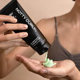 No sillicone included. eco-friendly product. 
It doesn't cause trouble on your sensitive scalp.