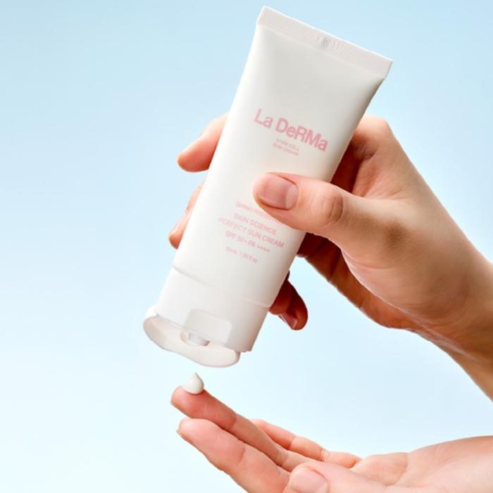 Containing Edelweiss Callus(plant) stem cell extract prevent water loss & aging.