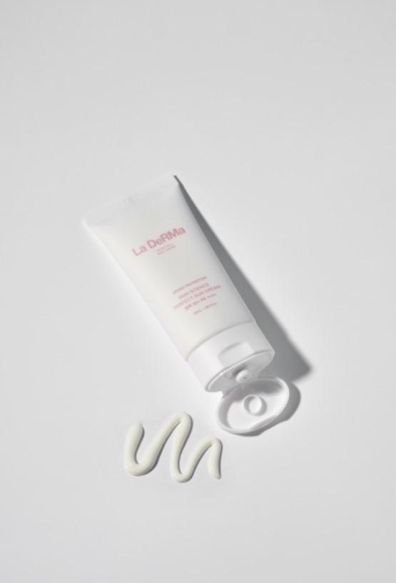 AQP3:water channels transport water into the skin cells.

SPF50+  PA++++