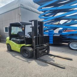 various types (Heavy Duty, Electric, Reach Truck, etc.) and various brands (Toyota, Clark, Doosan, etc.) of used Forklift