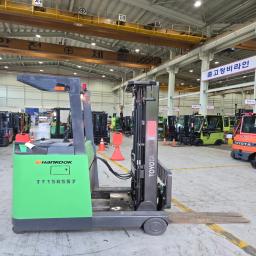 various types (Heavy Duty, Electric, Reach Truck, etc.) and various brands (Toyota, Clark, Doosan, etc.) of used Forklift