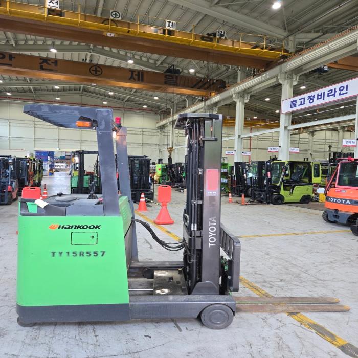 various types (Heavy Duty, Electric, Reach Truck, etc.) and various brands (Toyota, Clark, Doosan, etc.) of used Forklift