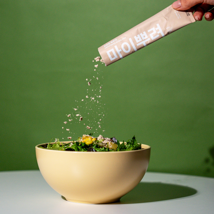 You can easily sprinkle it on a variety of dishes—such as salads, soups, stir-fries, or oatmeal—as a seasoning or use it as a topping on cooked foods.