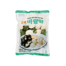Master’s Half-Moon Rice Cake (Frozen), also known as Baramtteok, is a traditional Korean rice cake shaped like a crescent moon. It is filled with smooth, mildly sweet white bean paste and made with 100% Korean glutinous rice and mugwort. Soft, chewy, and bite-sized, this dessert is frozen at –18°C to maintain freshness.
