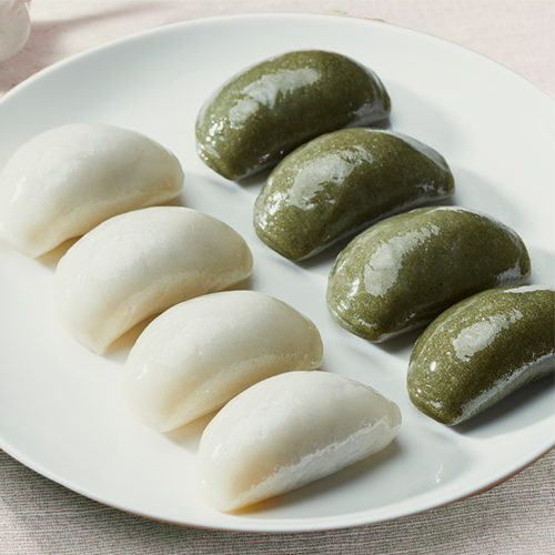 Master’s Half-Moon Rice Cake (Frozen), also known as Baramtteok, is a traditional Korean rice cake shaped like a crescent moon. It is filled with smooth, mildly sweet white bean paste and made with 100% Korean glutinous rice and mugwort. Soft, chewy, and bite-sized, this dessert is frozen at –18°C to maintain freshness.