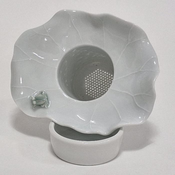 This image represents a white tea infuser.