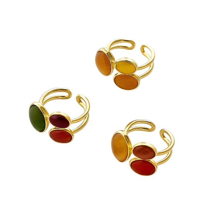 DANA is a scarf ring that captures Korea’s graceful restraint and elegant modesty.