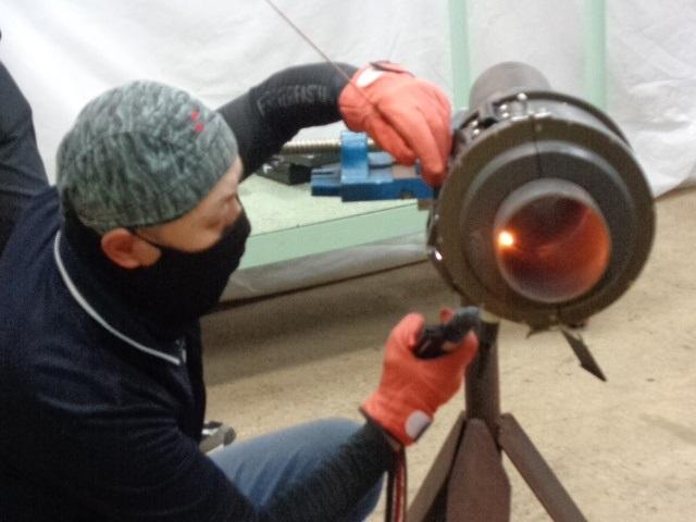 Demonstration of fire-prevention welding fixture in actual pipe welding. The device fully encloses the welding area, blocking sparks and arc light to prevent fire hazards. The welder can operate without wearing a welding helmet, ensuring safe and efficient welding without additional protective coverings.