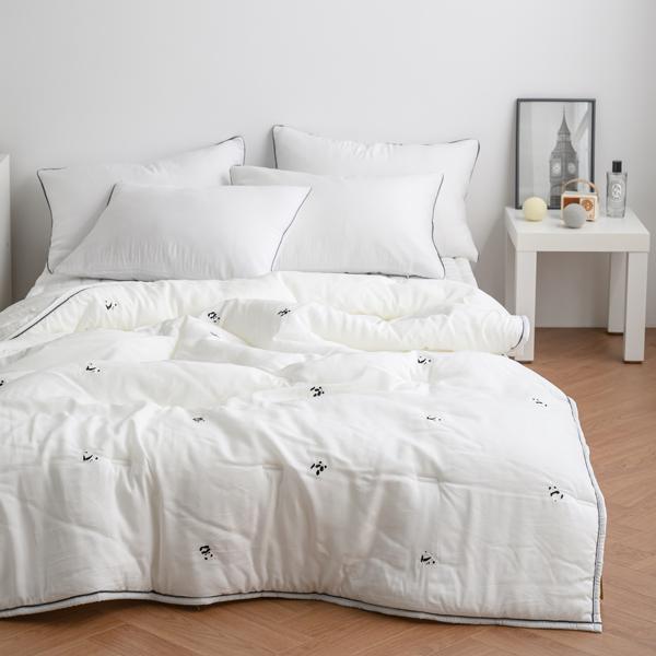 Hotel-style white base with subtle panda embroidery for a clean and elegant look.