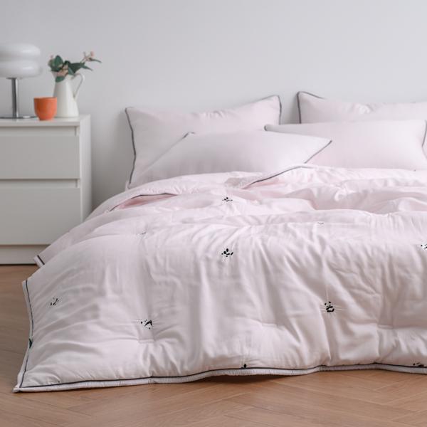 Pastel pink bedding with panda accents to create a lovely and gentle bedroom mood.